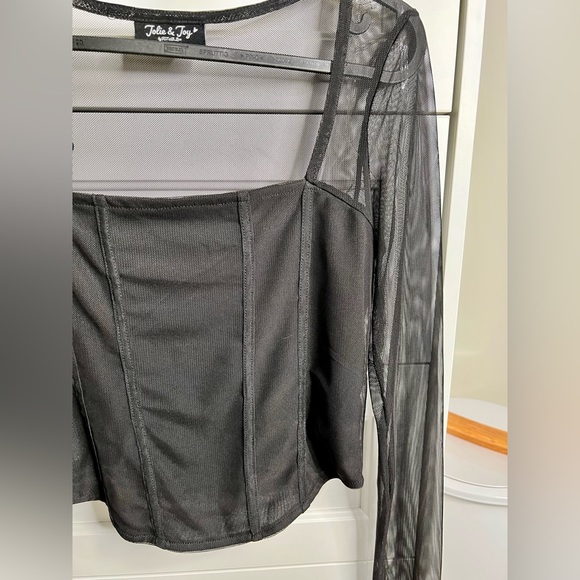 NWOT Mesh sleeve cropped too long sleeve - Picture 5 of 6